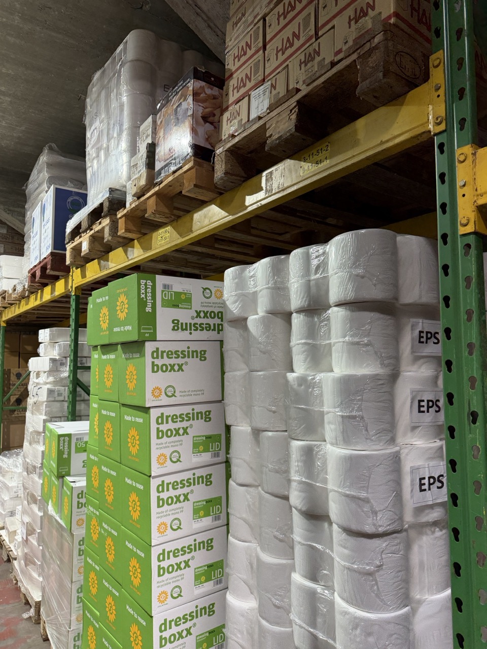 Stock de sauces Dressing Boxx et rouleaux d'essuie-tout dans l'entrepôt Erka Horeca à Bruxelles