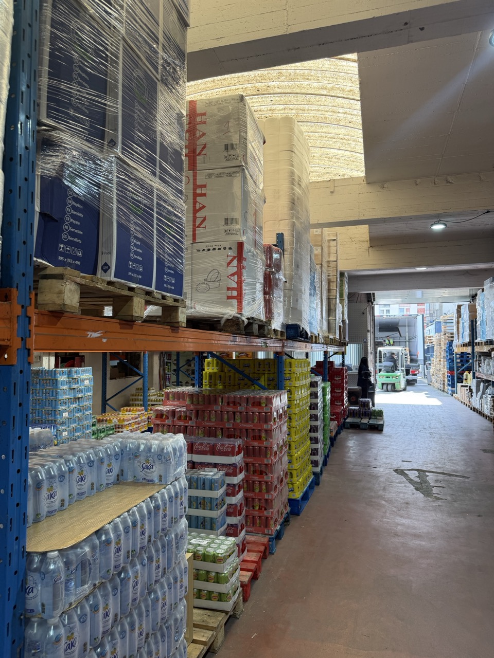Allée de l'entrepôt Erka Horeca avec boissons et eaux en gros pour l'horeca